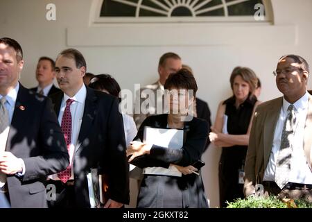 I consiglieri senior Valerie Jarrett e David Axelrod, insieme ad altri membri del personale, guardano dal Colonnade mentre il presidente Barack Obama fa una dichiarazione sulla vittoria del Premio Nobel per la Pace 2009 nel Giardino delle Rose della Casa Bianca, 9 ottobre 2009. (Foto ufficiale della Casa Bianca di Lawrence Jackson) questa fotografia ufficiale della Casa Bianca è resa disponibile solo per la pubblicazione da parte delle organizzazioni di notizie e/o per uso personale per la stampa da parte del soggetto(i) della fotografia. La fotografia non può essere manipolata in alcun modo e non può essere utilizzata in materiali commerciali o politici, pubblicità, e-mail, prodotti, p Foto Stock