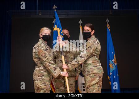 Jonelle Eychner, 51st comandante del gruppo di supporto alla Missione, a sinistra, riceve il guidon cerimoniale dal Lt. Col Sheri Kraus, 51st comandante in uscita del supporto alla forza Squadron, presso la base aerea di Osan, Repubblica di Corea, 21 luglio 2021. Questo atto segna la fine ufficiale del mandato di Kraus come comandante del 51° FSS. Foto Stock