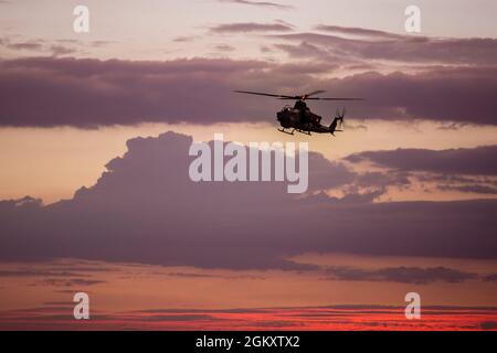 I Marines degli Stati Uniti con attacco di elicottero leggero marino Squadron 773, Gruppo di velivolo marino 49, 4th Ala di velivolo marino, volano un elicottero di viper di Bell AH-1Z durante l'esercitazione di coordinamento di supporto del fuoco al centro di combattimento di terra dell'aria del corpo marino, Twentynine Palms, California, 21 luglio 2021. FSCEX è stato progettato per sfidare la Marine Air Ground Task Force, altre forze e nazioni partner statunitensi e la capacità dei militari di coordinare un'ampia gamma di ordigni esplosivi e di alto calibro da più piattaforme terrestri e aeree, garantendo il successo su un campo di battaglia moderno. Foto Stock