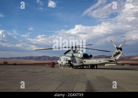 I Marines degli Stati Uniti con attacco di elicottero leggero marino Squadron 773, Marine Aircraft Group 49, 4th Marine Aircraft Wing, preparano un elicottero Bell UH-1Y Venom per il decollo prima di iniziare l'esercizio di coordinamento del supporto antincendio al Marine Corps Air Ground Combat Center, Twentynine Palms, California, 21 luglio 2021. FSCEX è progettato per sfidare la Marine Air Ground Task Force, altre forze statunitensi e la capacità dei militari delle nazioni partner di coordinare un'ampia gamma di ordigni esplosivi e di alto calibro da più piattaforme terrestri e aeree, garantendo il successo su un campo di battaglia moderno. Foto Stock