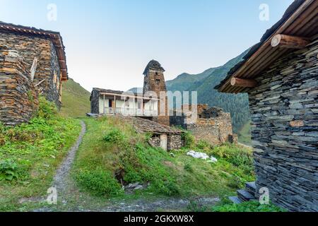 Antico villaggio georgiano - Dartlo, Tusheti, Kakheti Regione. Case in pietra e torri in stile nazionale Foto Stock