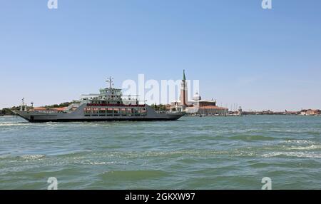 Laguna di Venezia con grande traghetto per il trasporto dell'auto tra le isole veneziane del nord Italia Foto Stock