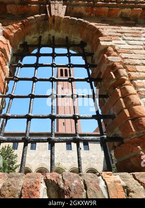 Il campanile dell'isola di Santa Elena visto attraverso una griglia di metallo vicino A VENEZIA in Italia Foto Stock