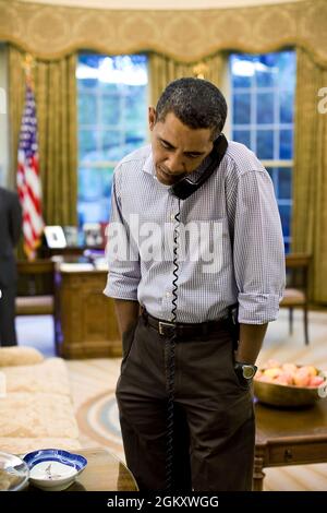 Il presidente Barack Obama parla con il primo ministro indiano Manmohan Singh nell'ufficio ovale, 10 ottobre 2009. (Foto ufficiale della Casa Bianca di Pete Souza) questa fotografia ufficiale della Casa Bianca è resa disponibile solo per la pubblicazione da parte delle organizzazioni di notizie e/o per uso personale la stampa dal soggetto(i) della fotografia. La fotografia non può essere manipolata in alcun modo e non può essere utilizzata in materiali commerciali o politici, pubblicità, e-mail, prodotti, promozioni che in alcun modo suggeriscono l'approvazione o l'approvazione del presidente, della prima famiglia, o della Casa Bianca. Foto Stock