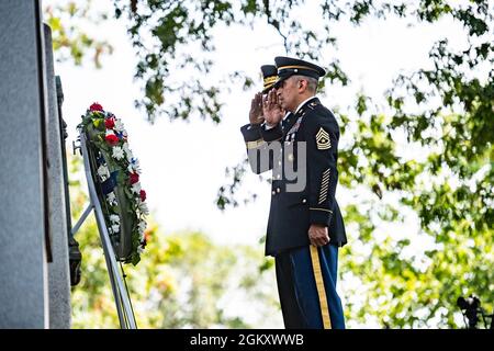 Cappellano (Briga. Gen.) William Green Jr. (Indietro), 26esimo vice capo dei cappellani, l'Esercito degli Stati Uniti e l'Esercito degli Stati Uniti Sgt. Major Ralph Martinez (fronte), 9° sergente reggimento maggiore, corpo del cappellano dell'esercito degli Stati Uniti posiziona una corona a Chaplain's Hill nella Sezione 2 del cimitero nazionale di Arlington, Arlington, Virginia, 22 luglio 2021. La corona è stata posta in onore del 246° anniversario del corpo cappellano. Foto Stock