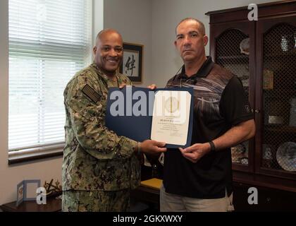 David Adams presenta a Kevin Glapion un certificato di apprezzamento al CFAS il 22 luglio 2021. Glapion è stato riconosciuto per i suoi 35 anni di servizio nel governo degli Stati Uniti. Foto Stock