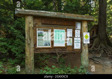 Chiosco all'inizio del Denny Creek Trail che conduce alle cascate di Keekwulee e oltre, Alpine Lakes Wilderness, Mount Baker–Snoqualmie National Forest, Washington Foto Stock