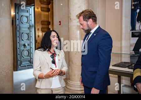 Karen Durham-Aguilera, direttore esecutivo dei cimiteri militari nazionali dell'esercito, presenta una moneta di comando del cimitero nazionale di Arlington al ministro della Difesa della Croazia Mario Banožić per la sua visita all'ANC, Arlington, Virginia, 22 luglio 2021. Foto Stock