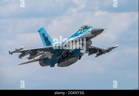 Un F-16C Falcon caccia jet assegnato al 64 ° Aggressor Squadron, decollo per una missione Red Flag 21-3, alla base dell'aeronautica di Nellis, Nevada, 22 luglio 2021. I piloti aggressori sono altamente qualificati nelle tattiche degli Stati Uniti e degli avversari. Forniscono addestramento realistico alle forze alleate e degli Stati Uniti durante gli esercizi. Foto Stock