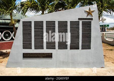 Nomi dei soldati della Rivoluzione fuori da un museo a Giron, Cuba con una citazione dal leader Fidel Castro. Foto Stock