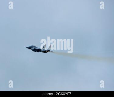 Una US Air Force F-15E Strike Eagle assegnato al 389th Fighter Squadron, 366th Fighter Wing, Mountain Home Air Force base, Idaho, vola sopra Andersen Air Force base, Guam, 22 luglio 2021, durante Pacific Iron 2021. Pacific Iron 2021 è un’operazione di occupazione dinamica delle forze aeree del Pacifico per proiettare le forze nell’area di responsabilità dell’USINDOPACOM a sostegno della strategia di difesa nazionale del 2018 che ha invitato i militari ad essere una forza più letale, adattiva e resiliente. Foto Stock