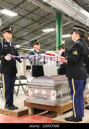 I soldati che partecipano al corso Military Funeral Honors di livello 2 della Guardia Nazionale dell'Esercito si esercitano a piegare la bandiera mentre si preparano per la loro prova finale. Soldati di sette stati diversi hanno partecipato al corso di 80 ore che si è tenuto il 11-24 luglio a Fort Indiantown Gap, Pa. Foto Stock