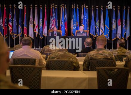 David L. Goldfein, ex capo di stato maggiore dell'aeronautica statunitense, in pensione, Scott Rice, ex direttore della Guardia Nazionale aerea, ha parlato durante un gruppo di leadership alla Conferenza dei responsabili senior della Guardia Nazionale aerea (ASLC) del 2021 a St. Louis, Missouri, 22 luglio 2021. ASLC 21 si unisce ai leader senior e ai comandanti di tutte le 90 ali per scambiare idee e fornire input su questioni critiche che hanno un impatto sul futuro dell'azienda. Foto Stock