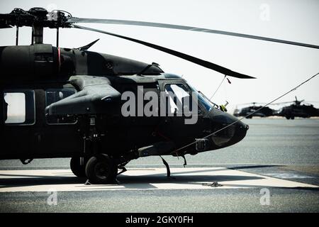 Un elicottero UH-60 Blackhawk siede sulla linea di volo a Camp Buehring, Kuwait, 26 luglio 2021. 19 soldati assegnati alla 82a brigata dell'aviazione di combattimento hanno fornito supporto qui per integrare la mancanza di appaltatori durante la pandemia di Covid-19. Foto Stock