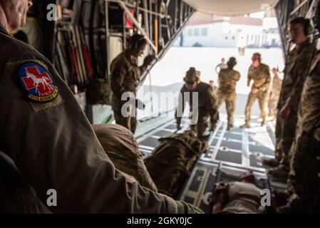 Gli airmen del 167th Aeromedical evacuation Squadron, West Virginia Air National Guard eseguono una missione di evacuazione medica simulata su un aereo C-130 H3 del 118th Airlift Squadron della 103rd Airlift Wing, Connecticut Air National Guard, durante Sentry Storm 2021 all'aeroporto di Yeager, Charleston, West Virginia, 22 luglio 2021. Foto Stock