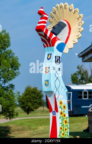 La 52.a statua Keepers on Parade donata alla base dell'aeronautica militare McConnell si trova all'esterno del centro visitatori di base dopo la sua inaugurazione, il 23 luglio 2021, presso la McConnell AFB, Kansas. Il Keeper of the Plains, alto dieci metri, è stato donato dall'organizzazione Friends of McConnell e progettato da Vincent Fredericksen, 22nd Civil Engineer Squadron base architetto, e staff Sgt. Trevor Bjelke, ex ventiduesimo tecnico dell'infrastruttura di rete Squadron per le comunicazioni. Foto Stock