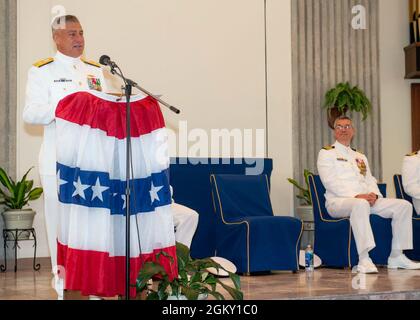 KINGS BAY, GA. (23 luglio 2021) il Capitano Jeff Lamphear comandante uscente, Trident Training Facility Kings Bay, guarda come posteriore ADM. John Spencer, comandante, gruppo sottomarino Ten, parla a distinti ospiti, famiglia e equipaggio durante la cerimonia di cambio di comando tenutasi nella cappella a bordo della base sottomarina navale di Kings Bay, Georgia. Il Capitano Ryan Heilman ha sollevato Lamphear come ufficiale comandante. Foto Stock