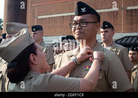 Ospedale Corpsman terza classe forno Carreon, a destra, riceve la Marina e corpo marino Achievement Medal in riconoscimento della sua dedizione durante gli ultimi 4 anni. Carreon ha servito a bordo della clinica navale di salute Cherry Point come tecnico di laboratorio, trattando oltre 94,000 campioni. Il capitano della Marina Elizabeth Adriano, a sinistra, ha consegnato a Murrish il premio durante una cerimonia venerdì 23 luglio, a bordo della Marine Corps Air Station Cherry Point Cherry Point. Foto Stock