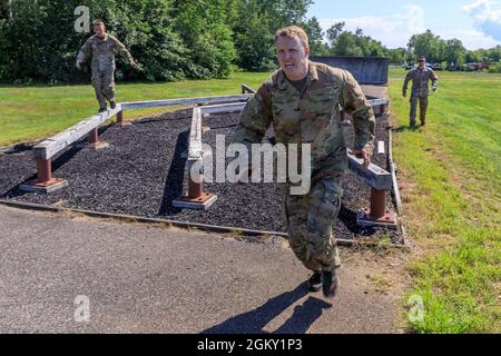 SGT. 1° Classe Shane Price, 108th Training Command, completa un ostacolo a Camp Johnson, nel Vermont, come parte dell'evento di selezione e formazione del team per la Confederazione Interallied dei funzionari di riserva della competizione militare, 23 luglio. Dieci membri del servizio della base militare e dell'aeronautica degli Stati Uniti si allenano in Vermont per preparare il CIOR MILCOMP, una competizione annuale tra la NATO e il partenariato per la Pace. Foto Stock