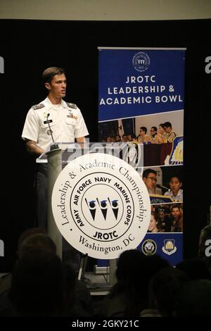 L'oratore ospite, accademia militare degli Stati Uniti Cadet Cody Morris, condivide le storie ispiratrici del suo viaggio dal cadetto JROTC, al soldato arruolato, a West Point Cadet con il pubblico durante la cerimonia di benvenuto degli accademici all'Università Cattolica d'America, luglio 23. JLAB mette alla prova la leadership e le competenze accademiche dei cadetti di tutta la nazione. Foto Stock