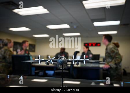 Un equipaggio di un aereo della US Air Force C-130 Hercules della 165a Ala Airlift, Georgia Air National Guard ha un briefing sul volo prima di volare una missione di addestramento di routine il 23 luglio 2021 a Savannah, Georgia. Un equipaggio C-130H è composto da un minimo di cinque membri, tra cui due piloti, un navigatore, un ingegnere di volo e un minimo di un loadmaster. Foto Stock