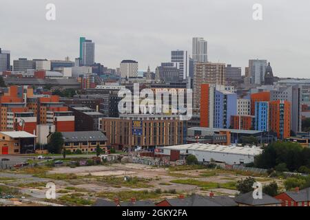 Lo skyline del centro citta' di Leeds con il nuovo edificio piu' alto nello Yorkshire 'Altus House', alto 116 metri e che e' parte della sistemazione studentesca q Foto Stock