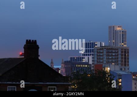 Lo skyline del centro citta' di Leeds con il nuovo edificio piu' alto nello Yorkshire 'Altus House', alto 116 metri e che e' parte della sistemazione studentesca q Foto Stock