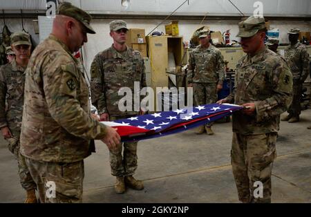 CAMP LEMONNIER, Gibuti (23 giugno 2021) da sinistra, US Army staff Sgt. Robert Wilsterman da Dennison, Ohio e Sgt. Dinar Galembush di Franklin, Penn. Con l'Esercito statunitense 377th Engineer Vertical Construction Company (EVCC) piegare i colori dopo una cerimonia di riascolto, a Camp Lemonnier. Camp Lemonnier è un'installazione operativa che consente alle forze degli Stati Uniti, alleate e partner di essere dove e quando sono necessarie per garantire la sicurezza in Europa, Africa e Sud-Ovest asiatico. Foto Stock