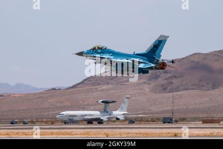 Un F-16C Falcon caccia jet assegnato al 64 ° Aggressor Squadron, decollo per una missione Red Flag 21-3, alla base dell'aeronautica di Nellis, Nevada, 23 luglio 2021. I piloti aggressori sono altamente qualificati nelle tattiche degli Stati Uniti e degli avversari. Forniscono realismo alle forze alleate e degli Stati Uniti durante gli esercizi di addestramento. Foto Stock