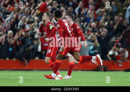 Liverpool, Regno Unito. 15 settembre 2021. Jordan Henderson di Liverpool (l) festeggia con i suoi compagni di squadra dopo aver segnato il suo terzo gol. UEFA Champions League, partita gruppo B, Liverpool contro Milano all'Anfield Stadium di Liverpool mercoledì 15 settembre 2021. Questa immagine può essere utilizzata solo a scopo editoriale. Solo per uso editoriale, licenza richiesta per uso commerciale. Nessun uso in scommesse, giochi o un singolo club / campionato / giocatori pubblicazioni. pic di Chris Stading/Andrew Orchard sport fotografia/Alamy Live news credito: Andrew Orchard sport fotografia/Alamy Live News Foto Stock