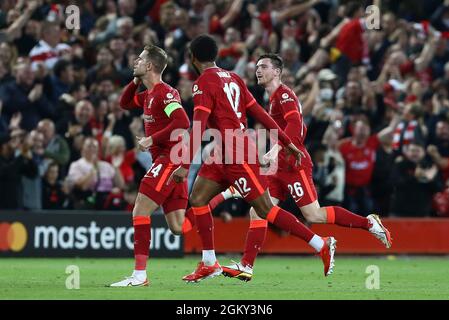 Liverpool, Regno Unito. 15 settembre 2021. Jordan Henderson di Liverpool (l) festeggia con i suoi compagni di squadra dopo aver segnato il suo terzo gol. UEFA Champions League, partita gruppo B, Liverpool contro Milano all'Anfield Stadium di Liverpool mercoledì 15 settembre 2021. Questa immagine può essere utilizzata solo a scopo editoriale. Solo per uso editoriale, licenza richiesta per uso commerciale. Nessun uso in scommesse, giochi o un singolo club / campionato / giocatori pubblicazioni. pic di Chris Stading/Andrew Orchard sport fotografia/Alamy Live news credito: Andrew Orchard sport fotografia/Alamy Live News Foto Stock