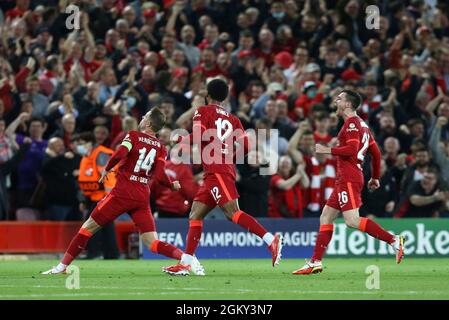 Liverpool, Regno Unito. 15 settembre 2021. Jordan Henderson di Liverpool (l) festeggia con i suoi compagni di squadra dopo aver segnato il suo terzo gol. UEFA Champions League, partita gruppo B, Liverpool contro Milano all'Anfield Stadium di Liverpool mercoledì 15 settembre 2021. Questa immagine può essere utilizzata solo a scopo editoriale. Solo per uso editoriale, licenza richiesta per uso commerciale. Nessun uso in scommesse, giochi o un singolo club / campionato / giocatori pubblicazioni. pic di Chris Stading/Andrew Orchard sport fotografia/Alamy Live news credito: Andrew Orchard sport fotografia/Alamy Live News Foto Stock