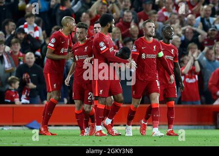 Liverpool, Regno Unito. 15 settembre 2021. Jordan Henderson di Liverpool (2° da destra) festeggia con i suoi compagni di squadra dopo aver segnato il suo terzo goal. UEFA Champions League, partita gruppo B, Liverpool contro Milano all'Anfield Stadium di Liverpool mercoledì 15 settembre 2021. Questa immagine può essere utilizzata solo a scopo editoriale. Solo per uso editoriale, licenza richiesta per uso commerciale. Nessun uso in scommesse, giochi o un singolo club / campionato / giocatori pubblicazioni. pic di Chris Stading/Andrew Orchard sport fotografia/Alamy Live news credito: Andrew Orchard sport fotografia/Alamy Live News Foto Stock