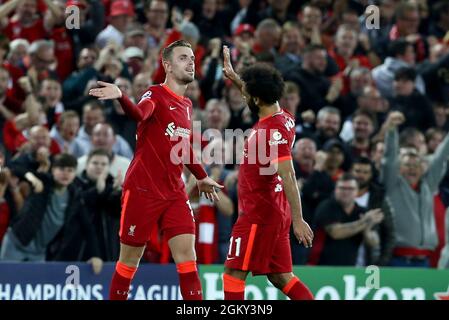 Liverpool, Regno Unito. 15 settembre 2021. Jordan Henderson di Liverpool (2° da destra) festeggia con il suo compagno di squadra Mohamed Salah dopo aver segnato la sua squadra 3° gol. UEFA Champions League, partita gruppo B, Liverpool contro Milano all'Anfield Stadium di Liverpool mercoledì 15 settembre 2021. Questa immagine può essere utilizzata solo a scopo editoriale. Solo per uso editoriale, licenza richiesta per uso commerciale. Nessun uso in scommesse, giochi o un singolo club / campionato / giocatori pubblicazioni. pic di Chris Stading/Andrew Orchard sport fotografia/Alamy Live news credito: Andrew Orchard sport fotografia/Alamy Live News Foto Stock