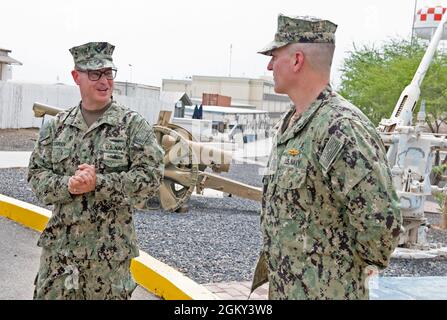 CAMP LEMONNIER, Gibuti (24 luglio 2021) U.S. Navy posteriore ADM. Michael Curran, approvvigionamento di flotta, logistica e Ordnance, forze navali degli Stati Uniti Europa/Africa/Sesta flotta, premia Lt.O.g. Webster McClure, da Stafford, Va., la Marina Expeditionary Supply Corps Officer Warfare pin, 24 luglio 2021. Camp Lemonnier è un'installazione operativa che consente alle forze degli Stati Uniti, alleate e partner di essere dove e quando sono necessarie per garantire la sicurezza in Europa, Africa e Sud-Ovest asiatico. Foto Stock