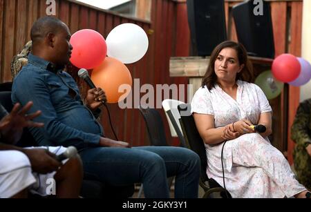 CAMP LEMONNIER, Gibuti (24 luglio 2021)--il linguista francese Ibrahima Diallo, da Columbus, Ohio, parla con Chaplain Yousra Ouizzane, un cappellano musulmano per l'Aeronautica militare francese, parla con civili, francesi e membri del servizio degli Stati Uniti durante un pasto di celebrazione di Eid al-Adha a Camp Lemonier, 24 luglio 2021. I membri del servizio hanno ospitato la celebrazione per commemorare la festa di Eid al-Adha osservata dai musulmani in tutto il mondo. Foto Stock