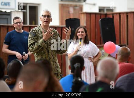 CAMP LEMONNIER, Gibuti (24 luglio 2021)--Rabbi Philip Lieberman, di Nashville TENN., parla con civili, I membri di servizio francesi e statunitensi durante un pasto di festa di Eid al-Adha a Camp Lemonier, 24 luglio 2021. I membri del servizio hanno ospitato la celebrazione per commemorare la festa di Eid al-Adha osservata dai musulmani in tutto il mondo. Foto Stock