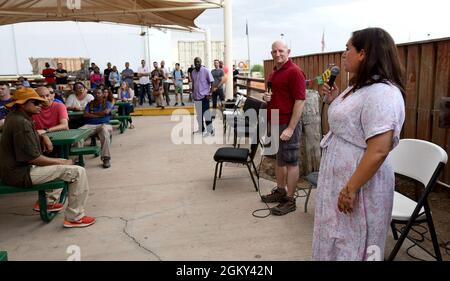 CAMP LEMONNIER, Gibuti (24 luglio 2021) Chaplain Yousra Ouizzane, cappellano musulmano per l'aviazione francese, parla con civili, francesi e membri del servizio degli Stati Uniti durante un pasto di festa di Eid al-Adha a Camp Lemonier, 24 luglio 2021. I membri del servizio hanno ospitato la celebrazione per commemorare la festa di Eid al-Adha osservata dai musulmani in tutto il mondo. Foto Stock