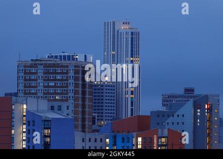 Lo skyline del centro citta' di Leeds con il nuovo edificio piu' alto nello Yorkshire 'Altus House', alto 116 metri e che e' parte della sistemazione studentesca q Foto Stock