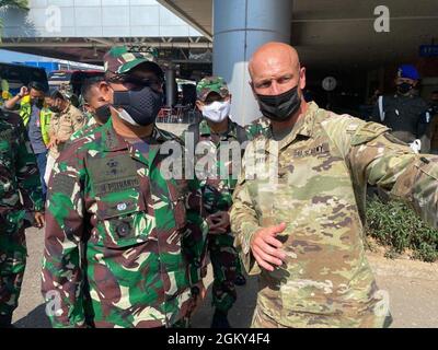 Il Colon Neal Mayo, comandante della II squadra di combattimento delle Brigate di fanteria, 25° Divisione di fanteria, parla con un generale della Tentara Nacional Indonesia (forze Armate indonesiane) dopo essere arrivato a Palembang, Indonesia, il 24 luglio 2021 a sostegno dello scudo Garuda 21. Garuda Shield 21 è un'esercitazione congiunta di due settimane tra l'esercito degli Stati Uniti e l'Indonesia di Tentara Nasional (TNI-ad Indonesia Armate Forces). Lo scopo di questo esercizio congiunto è quello di migliorare e arricchire la capacità di guerra nella giungla sia dell'esercito degli Stati Uniti che dell'esercito indonesiano. Foto Stock