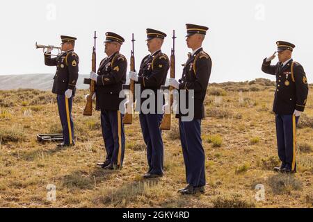 I membri della Guardia Nazionale dell'Esercito del Wyoming presentano onorificenze militari al servizio commemorativo per l'equipaggio del Consolidated B-24J Liberator numero 42-95559 al di fuori di Casper, Wyo., 24 luglio 2021. Foto Stock