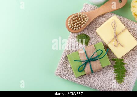 Sapone fatto a mano con olio di oliva e argan, zero rifiuti riutilizzabili articoli da bagno su sfondo verde Foto Stock