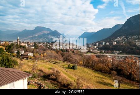 Vista dalla collina d'Oro o dalla collina d'Oro del villaggio di Gentilino, distretto di Lugano nel cantone Ticino, Svizzera Foto Stock