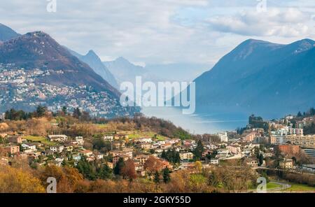 Vista dalla collina d'Oro o dalla collina d'Oro del villaggio di Gentilino, distretto di Lugano nel cantone Ticino, Svizzera Foto Stock