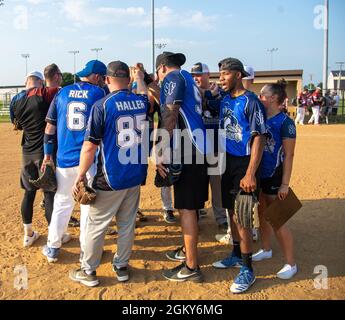 Gli airmen del 436esimo Squadron delle forze di sicurezza, dopo aver vinto il loro gioco di softball intramurale sulla base dell'aeronautica di dover, Delaware, 26 luglio 2021. Il 436esimo SFS ha vinto il gioco 13-4. Foto Stock