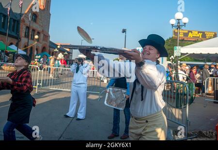 CHEYENNE, Wy. (26 luglio 2021) Specialista culinario 2a Classe Rose Fennell, da Grants, New Mexico, cattura le frittelle durante il Cheyenne Frontier Days Pancake Breakfast. USS Constitution e marinai provenienti da tutta la Marina partecipano alla Cheyenne Navy Week che conduce attività di comunità e costruiscono partnership con la comunità locale. USS Constitution, è la più antica nave da guerra commissionata al mondo a galla, e ha giocato un ruolo cruciale nelle guerre barbariche e nella guerra del 1812, difendendo attivamente le corsie marine dal 1797 al 1855. Durante le normali operazioni, i marinai in servizio hanno stazionato a bordo della USS Cons Foto Stock