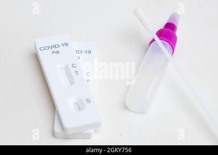 Kit Rapid Antigen Test Covid-19 o SARS-Cov-2 con reagente e tampone nasale su sfondo bianco Foto Stock