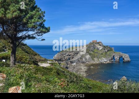 Eremo e chiesa di San Juan de Gaztelugatxe sulla costa basca vicino a Bermeo, Bilbao, Spagna Foto Stock