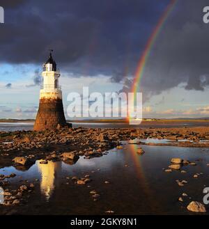 Rainbow colpisce il faro di Plover Scart sul bordo sud di Morecambe Bay vicino a Glasson Dock, 21st settembre 2017 Foto Stock