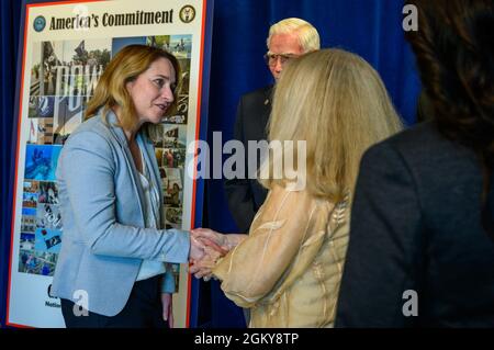 Il Vice Segretario della Difesa Dr. Kathleen H. Hicks partecipa alla presentazione del poster POW/mia 2021 al Pentagono, Washington, D.C., 27 luglio 2021. Foto Stock